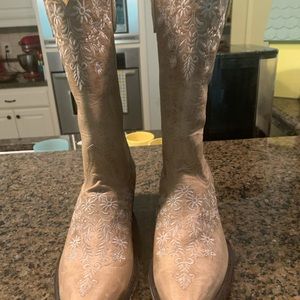 Cavenders Old Gringo boots never worn.